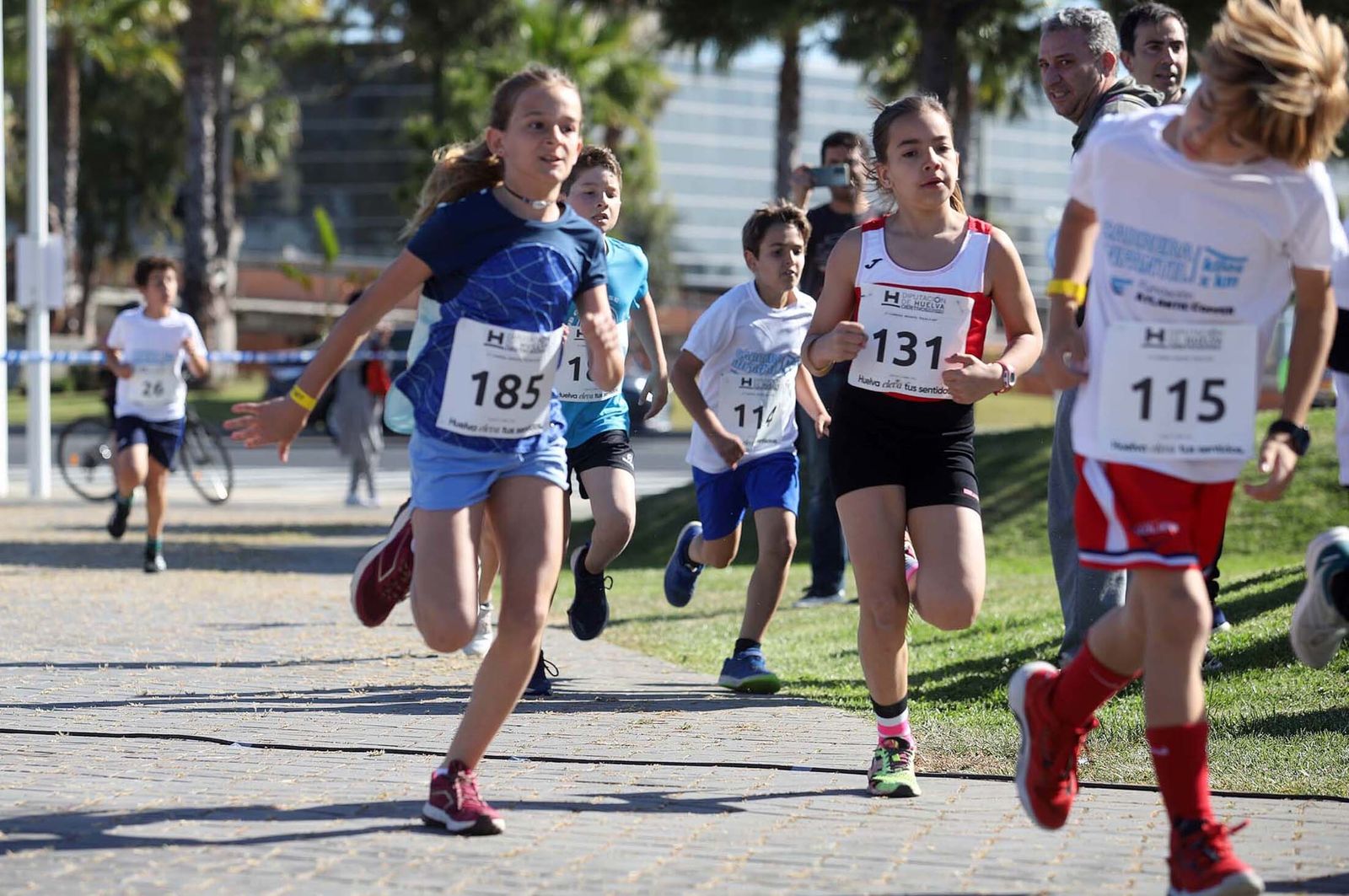 Imágenes de la carrera infantil previa a la "10K Puerta del Descubrimiento"
