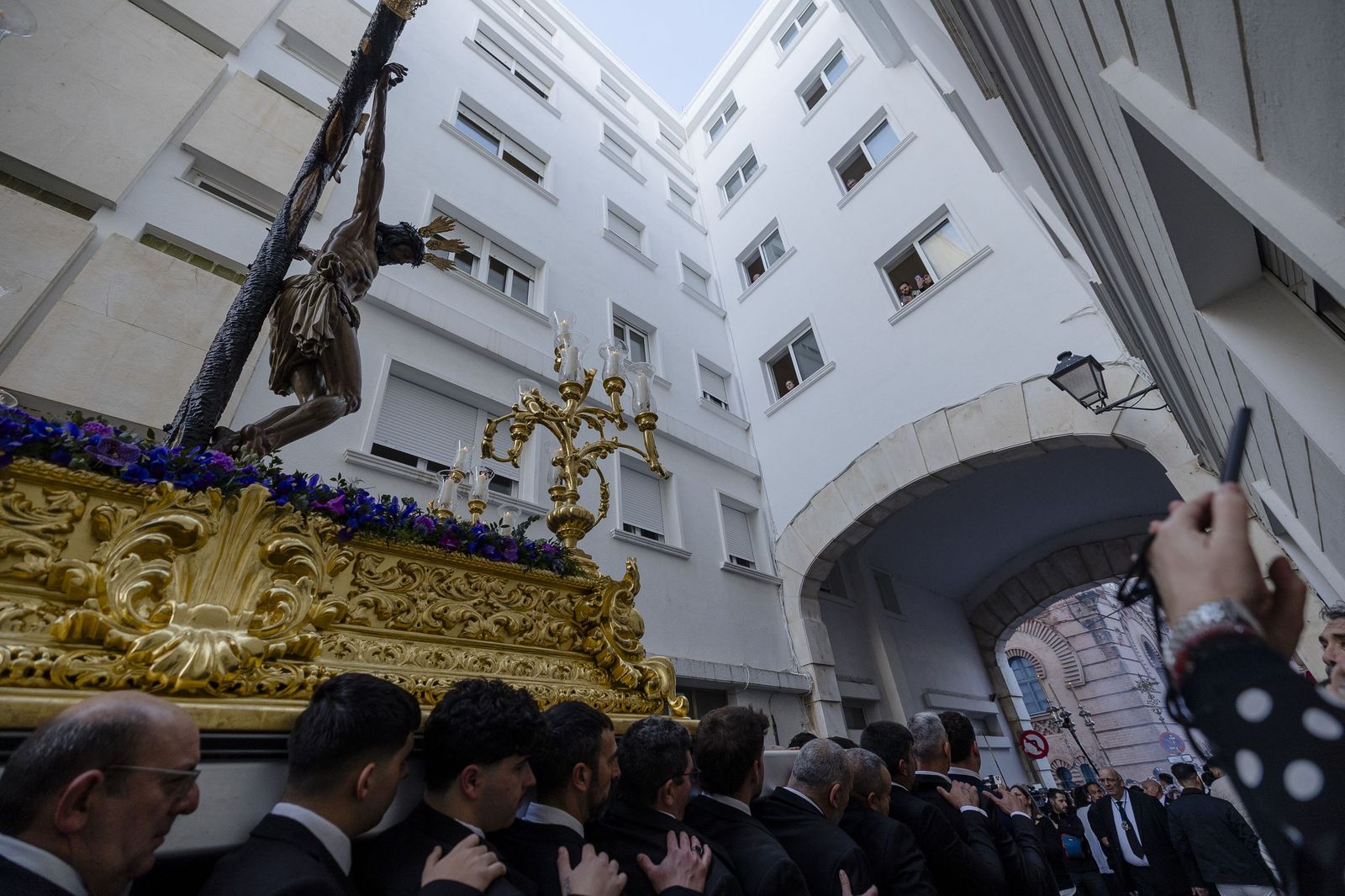 Las imágenes del vía crucis del Cristo de la Misericordia, de la hermandad de La Palma, a la Catedral