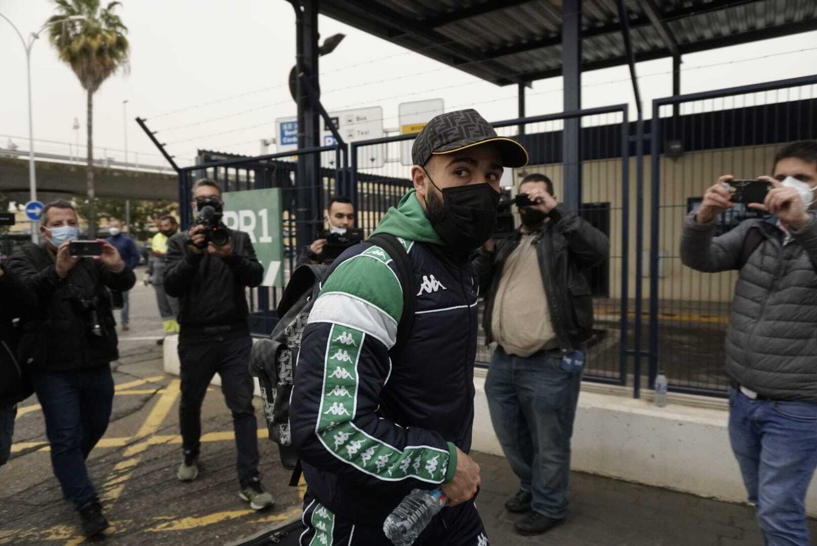 Fekir, a la llegada del Betis al Aeropuerto San Pablo antes de volar a Alemania.