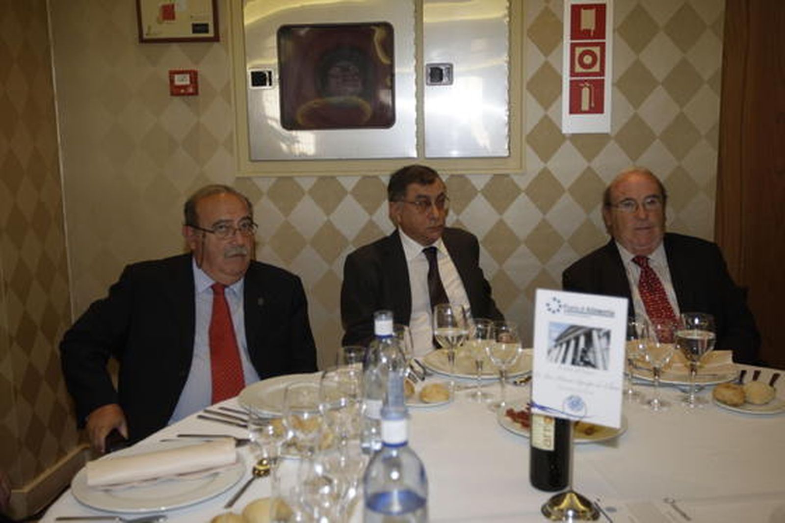 Ramón Pérez, abogado; Javier Brea, registrador de la propiedad; y Jorge Pérez, abogado. 

Foto: Fran Leonardo