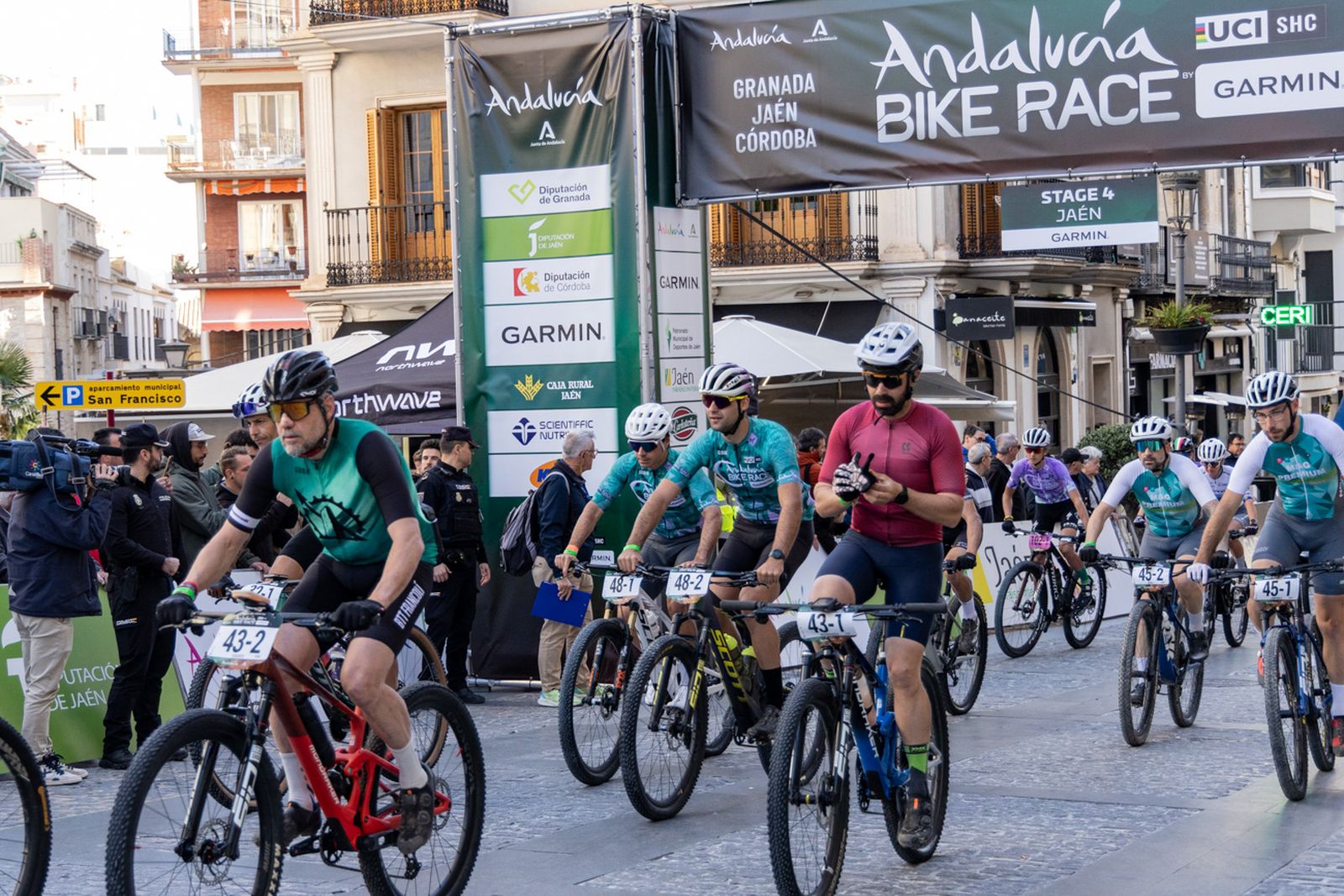 Jaén, protagonista de nuevo en la salida de la tercera etapa de la Andalucía Bike Race