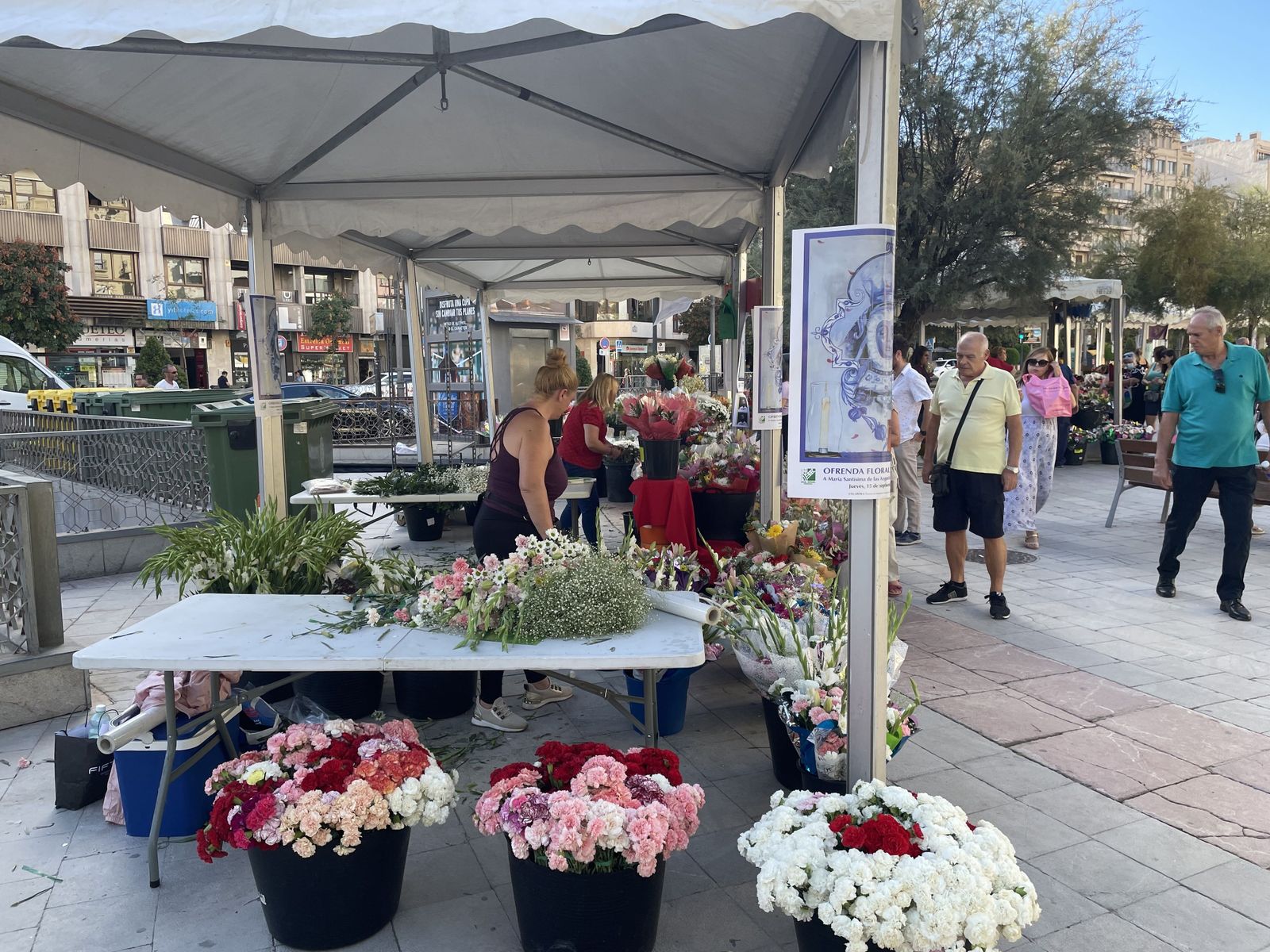 Así estaba el ambiente en la ofrenda floral a la Virgen de las Angustias