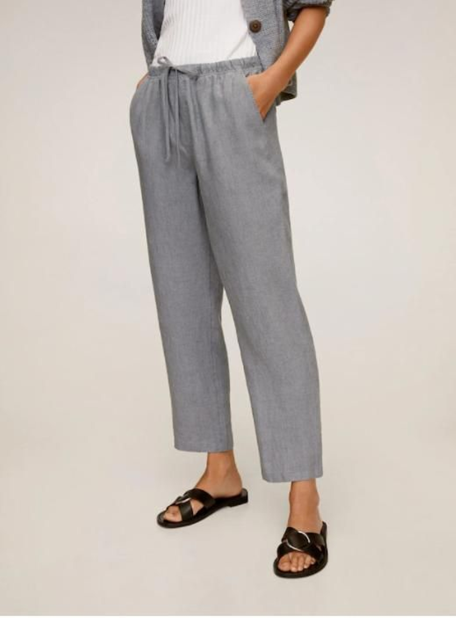 Los pantalones de lino de Mango outlet en color gris.
