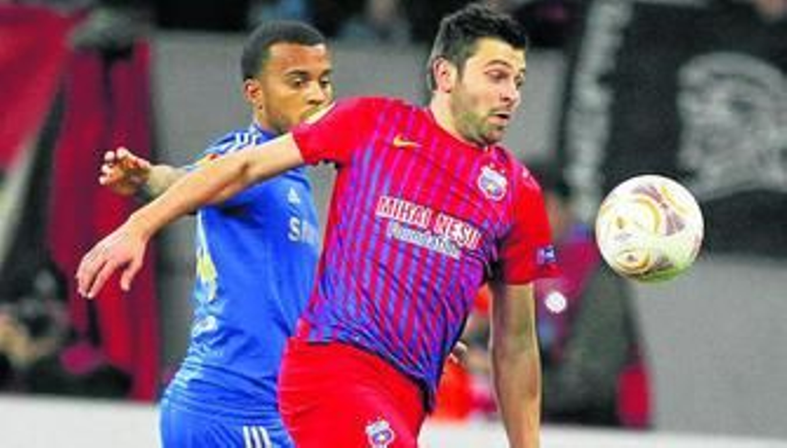 Más llegador que referencia