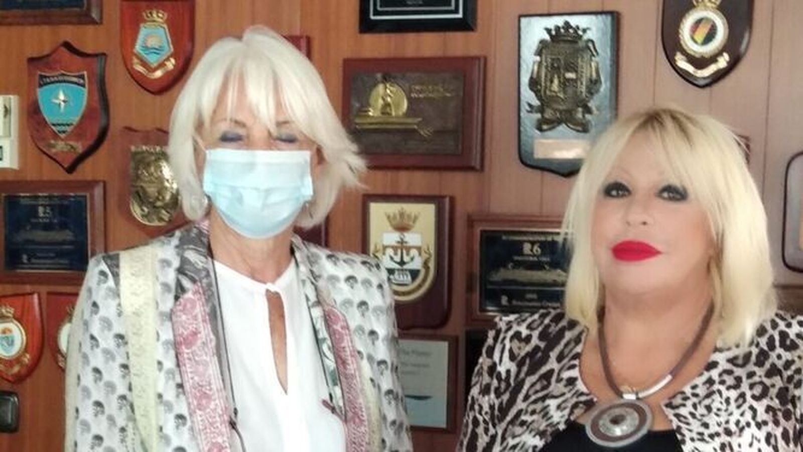 La presidenta de la Autoridad Portuaria junto a la responsable de la asociación 'Gatos de El Puerto'.