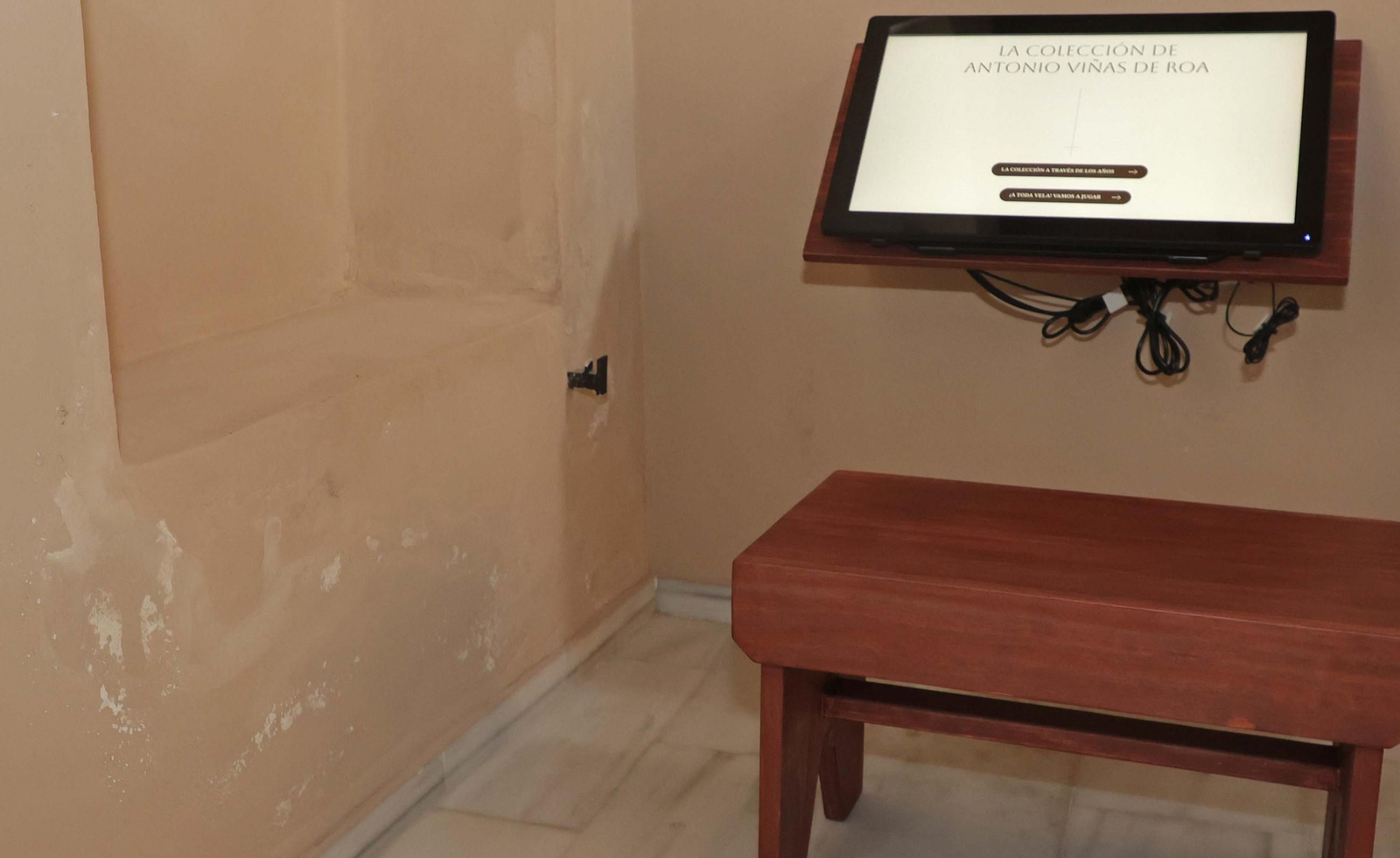 Las paredes de la capilla del Cristo de la Alameda muestran signos evidentes de deterioro un mes después de su inauguración.