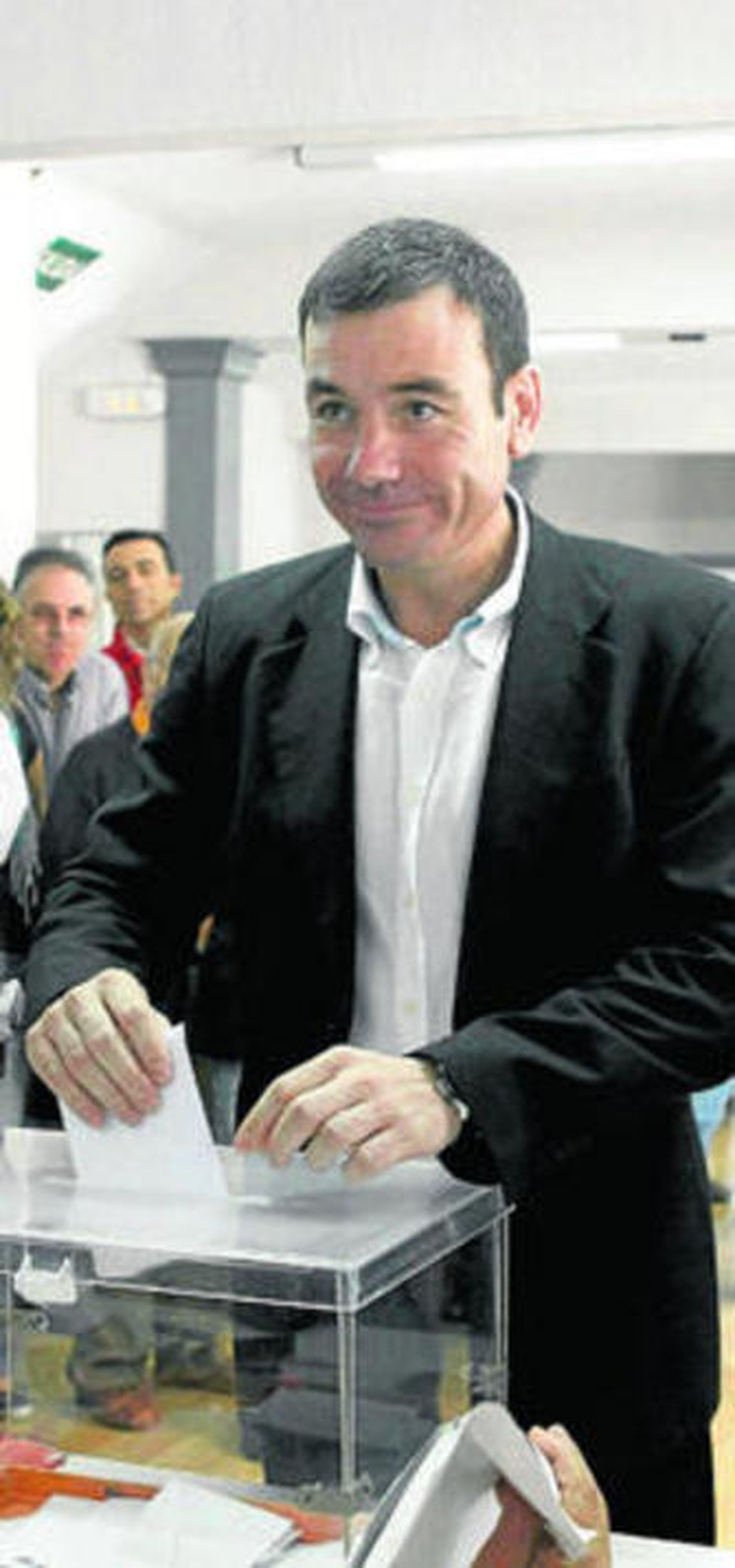 Tomás Gómez, en el momento de depositar su voto.