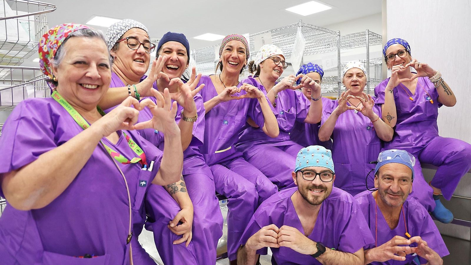 Los profesionales de la Central de Esterilización posa con un corazón en sus manos.