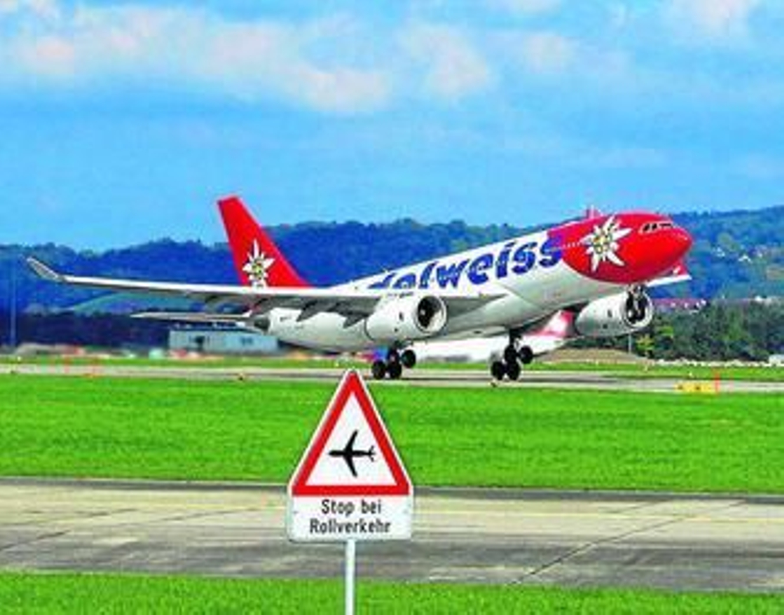 Uno de los aviones de Edelweiss durante su despegue, en una imagen de la aerolínea.