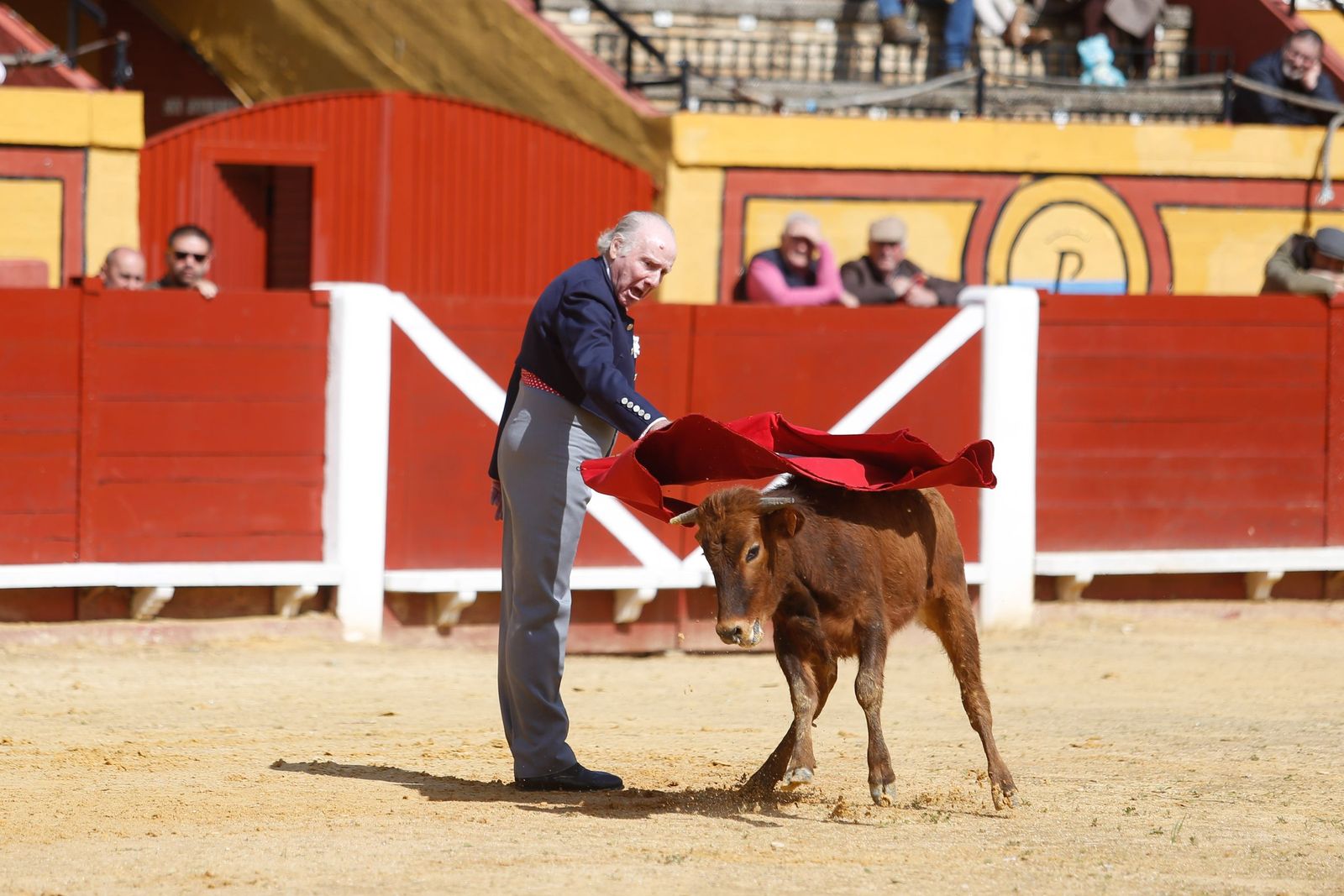 La clase magistral solidaria de Miguelete en la plaza de toros de Las Palomas de Algeciras, en imágenes