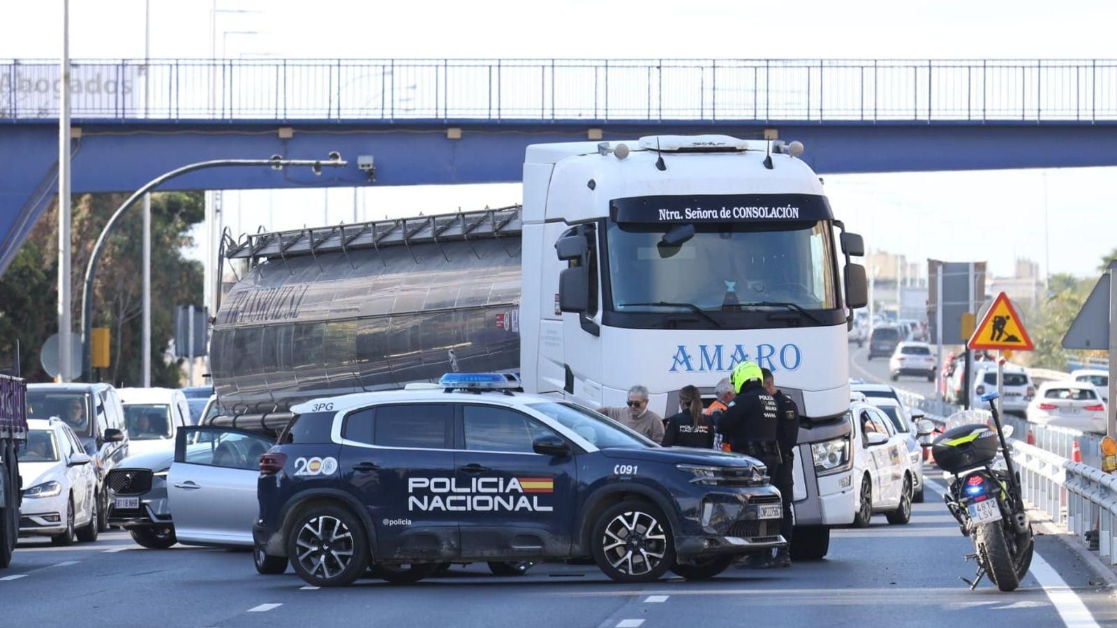 Camión atravesando la vía en avenida de Andalucía en Málaga