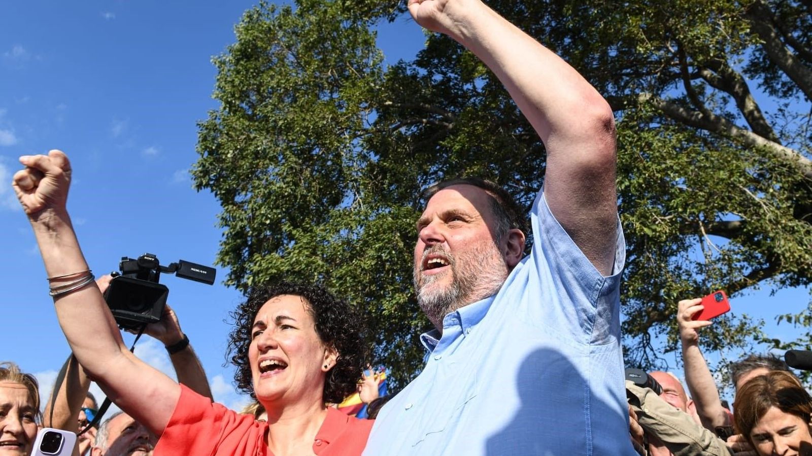 La secretaria general de ERC, Marta Rovira, y el ex presidente del partido Oriol Junqueras se reencuentran en Cantallops (Gerona).