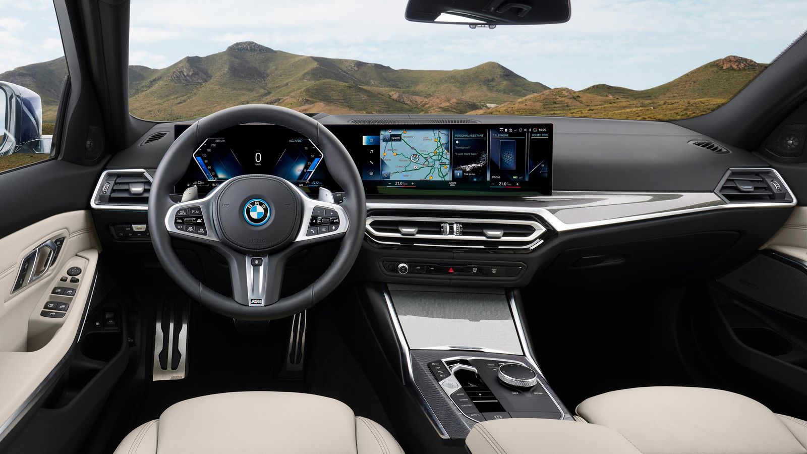 El cambio más reseñable es el de la unión de las dos pantallas bajo un mismo marco. También se modifica el pomo del cambio, ahora ya sólo automático.