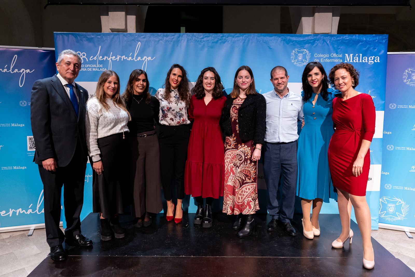 Los premiados con representantes del Colegio.
