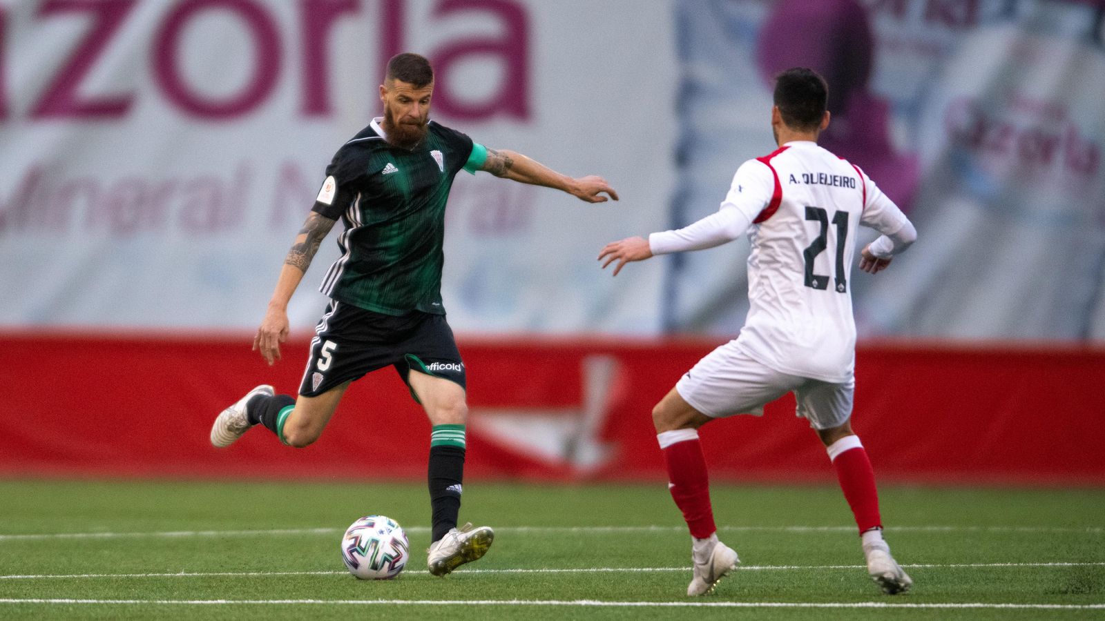 Chus Herrero intenta un desplazamiento en largo.