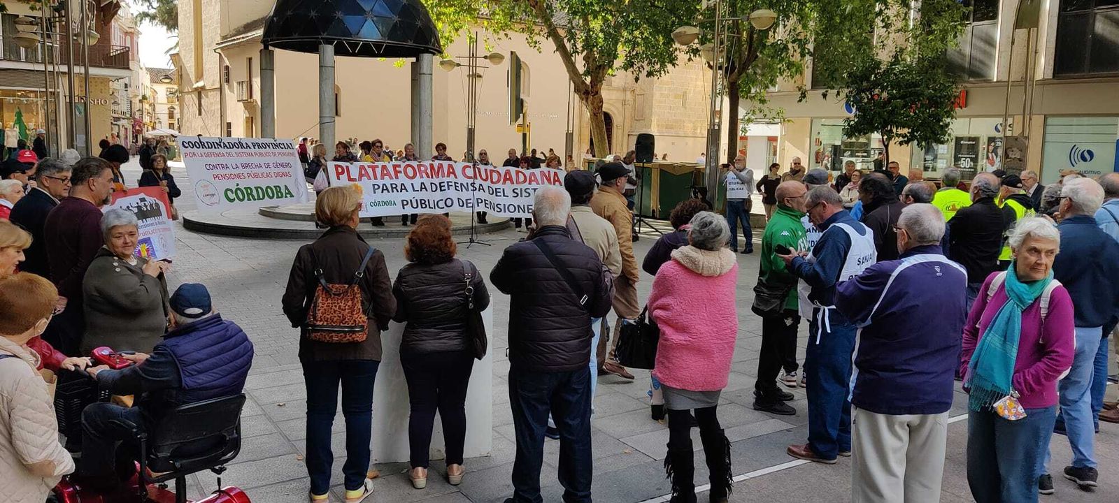 Los pensionistas de Córdoba se concentran en el bulevar del Gran Capitán.