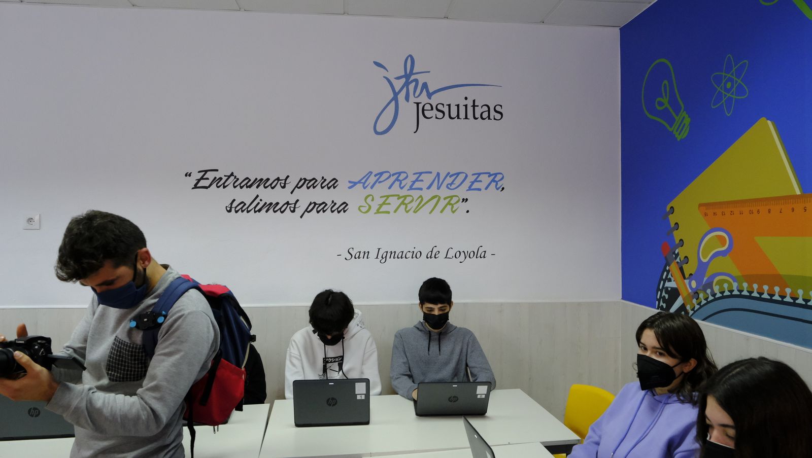 Imágenes de la visita del Alcalde de Almería al Colegio La Safa, por su 75 aniversario.