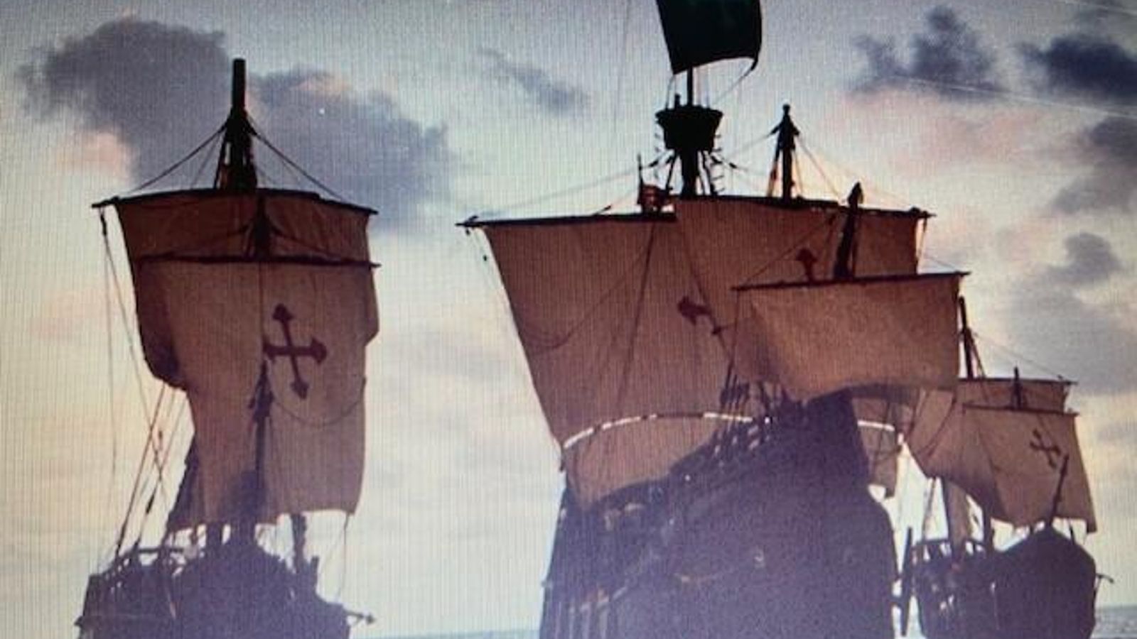 La nao 'Santa María' y el resto de la flota del Quinto Centenario del Descubrimiento de América, navegando por el Atlántico.