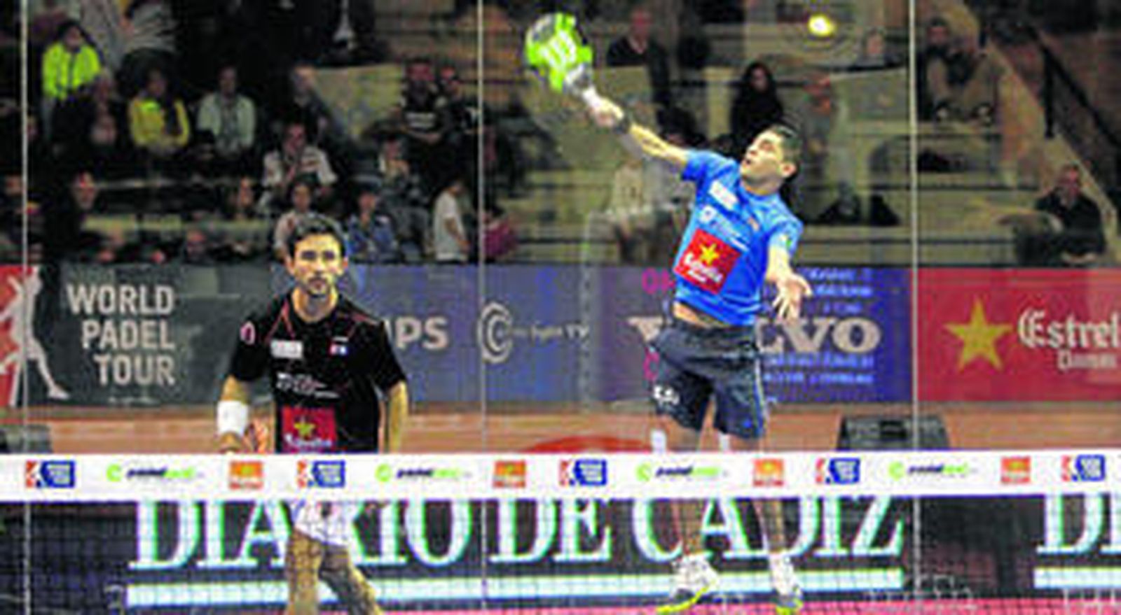 Maxi Sánchez conecta un remate en alto ante la mirada de Sanyo Gutiérrez en el segundo partido de cuartos de ayer en Bahía Sur.