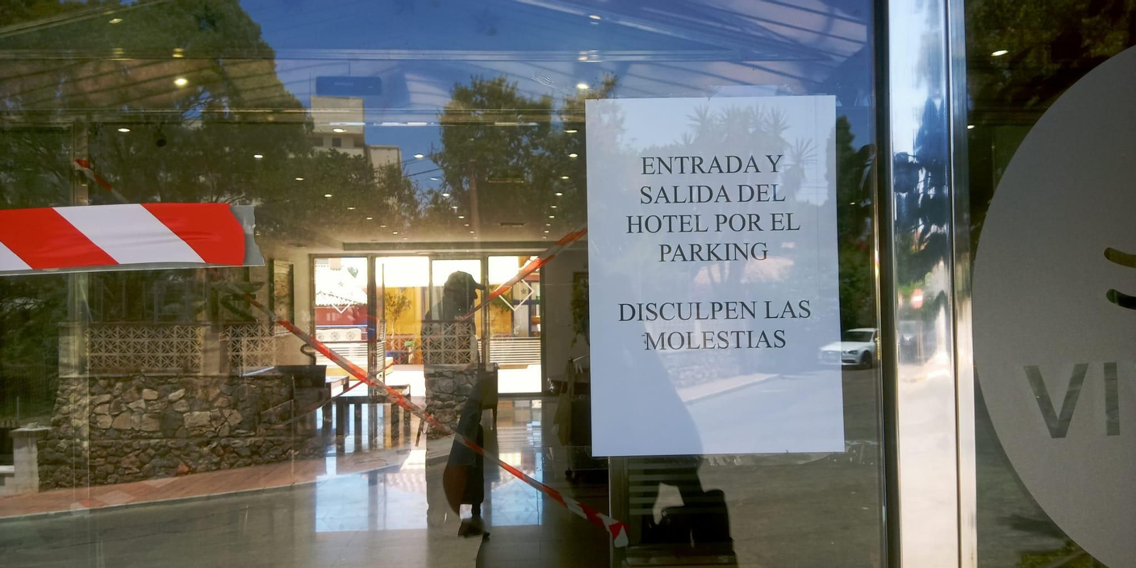 El interior del hotel de Benalmádena precintado por la Policía