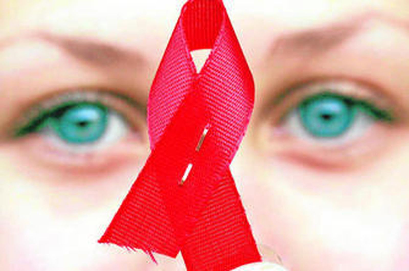 El lazo rojo se ha perpetuado como el símbolo inequívoco de la lucha mundial contra la enfermedad.