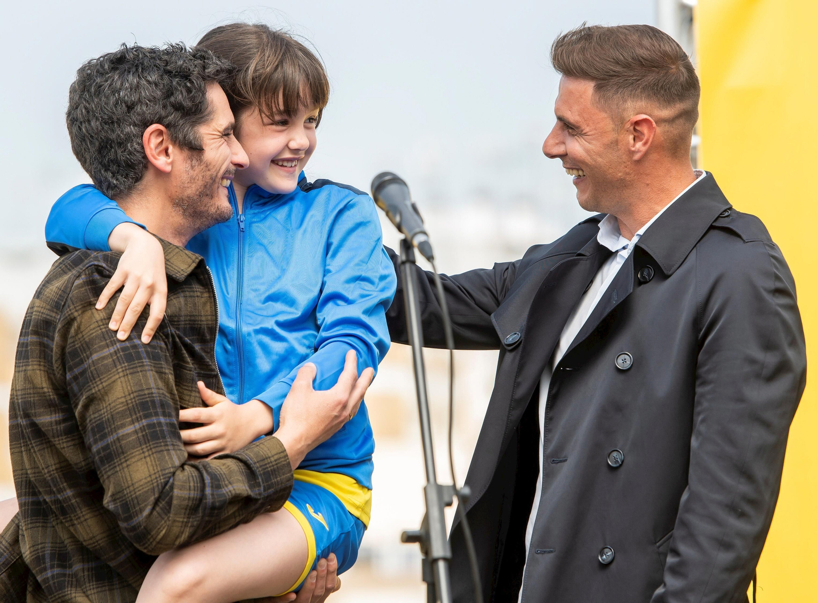 Los actores Antonio Pagudo y Luna Fulgencio, con el futbolista portuense Joaquín, en el rodaje de la película de la gaditana Ángeles Reiné.