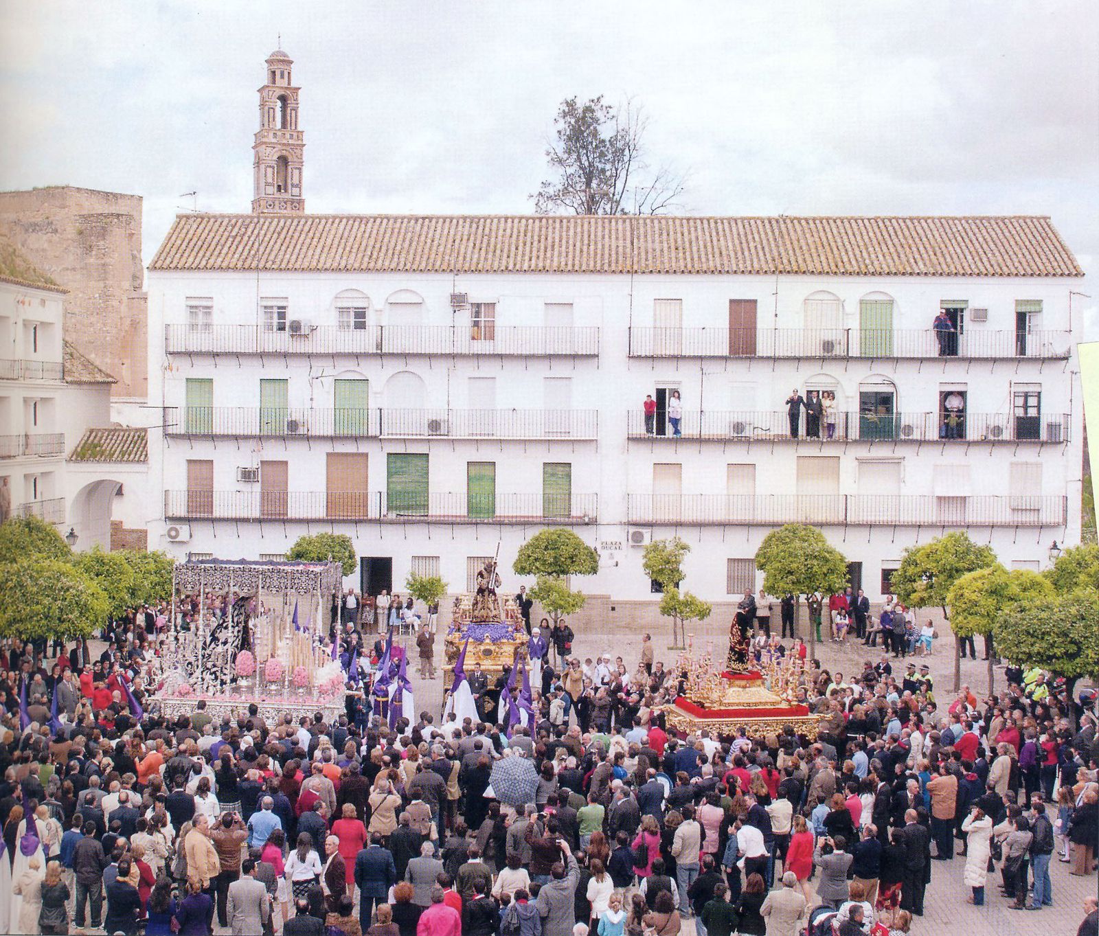 Los tres pasos de la Hermandad de Jesús de Marchena en la Plaza Ducal, durante la celebración del Mandato.