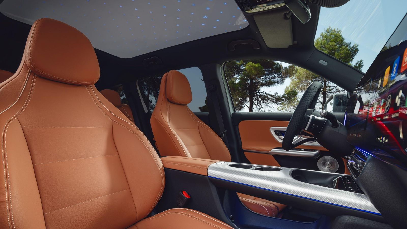 Entre los elementos más característicos del equipamiento del GLB está el techo panorámico de serie que, en opción, admite el control de la transparencia del cristal, segmento a segmento, y tiene 158 estrellas están integradas en su superficie.