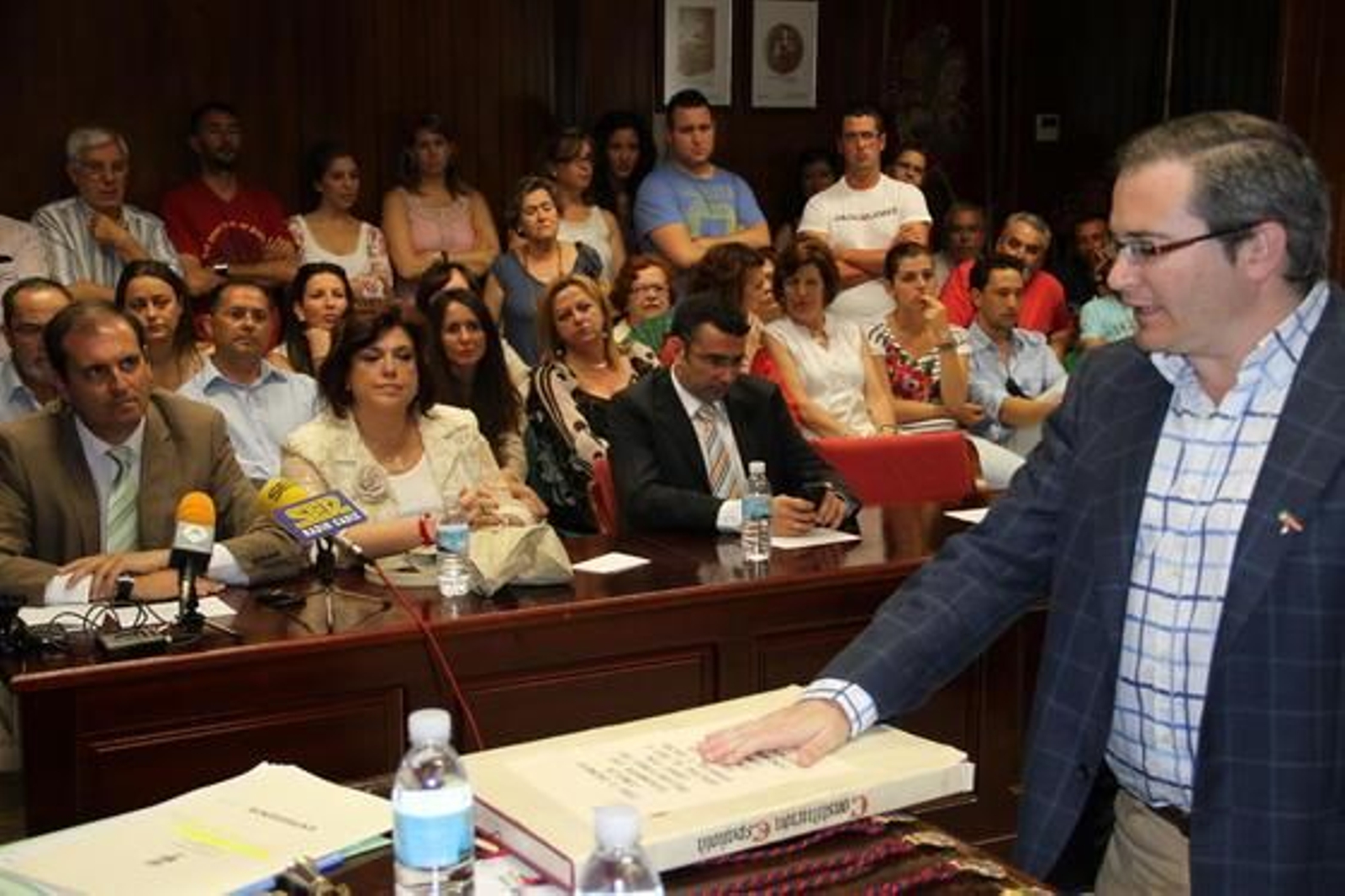 Los tres concejales de IU en el Ayuntamiento de Alcalá de los Gazules han materializado  su pacto con el PP votando como alcalde al popular Julio Toscano