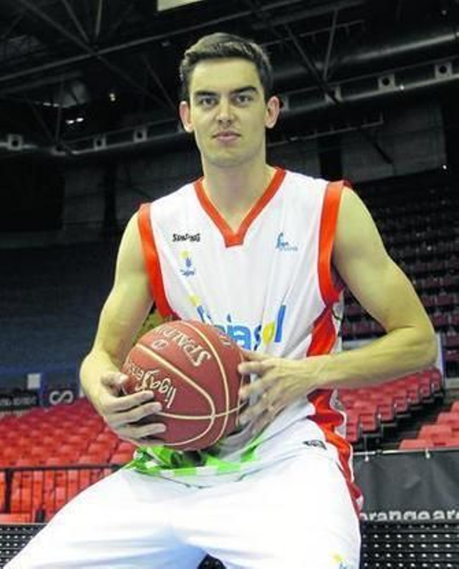 Satoransky agarra un balón en una sesión fotográfica en San Pablo previa al último 'play off'.