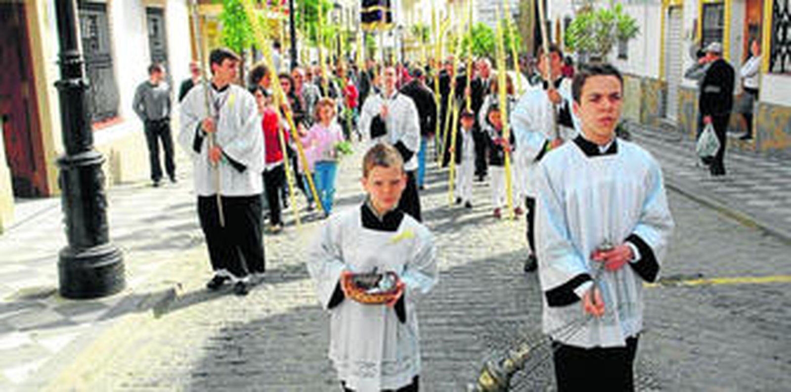 La procesión de Palmas y Olivos durante su recorrido por el casco de San Roque, ayer.