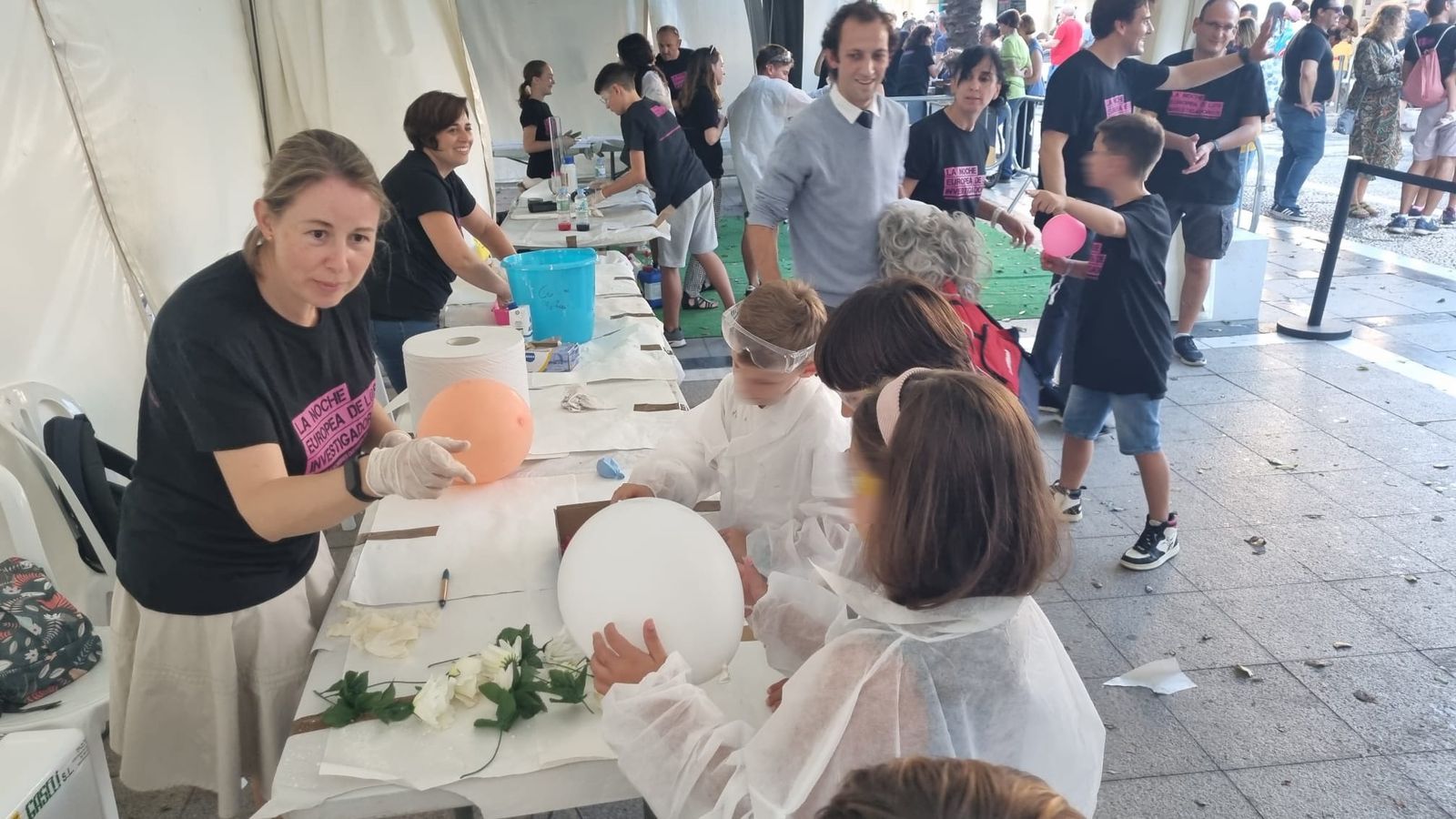 Uno de los stands de la Plaza del Arenal.