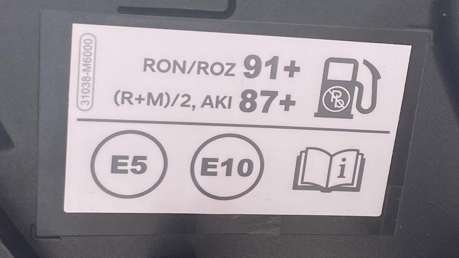 En la portilla de los depósitos de combustible debe figurar el tipo de carburante válido para cada coche. En este caso, se pueden utilizar gasolinas que cuenten con un 5 o un 10 por ciento de bioetanol, estándares muy comunes en toda Europa.
