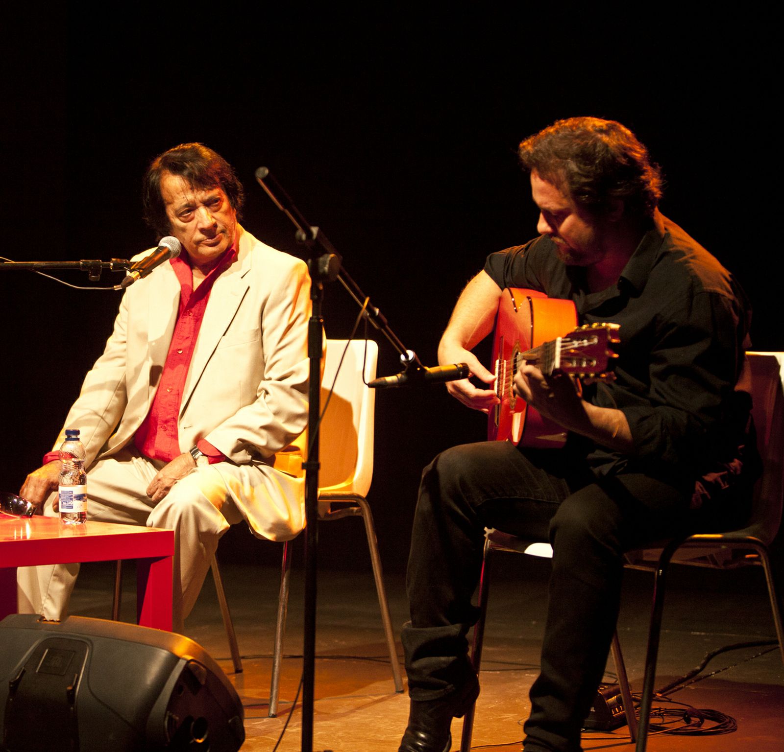 Gabriel Moreno, con la guitarra de Raúl Cantizano, en Sevilla.