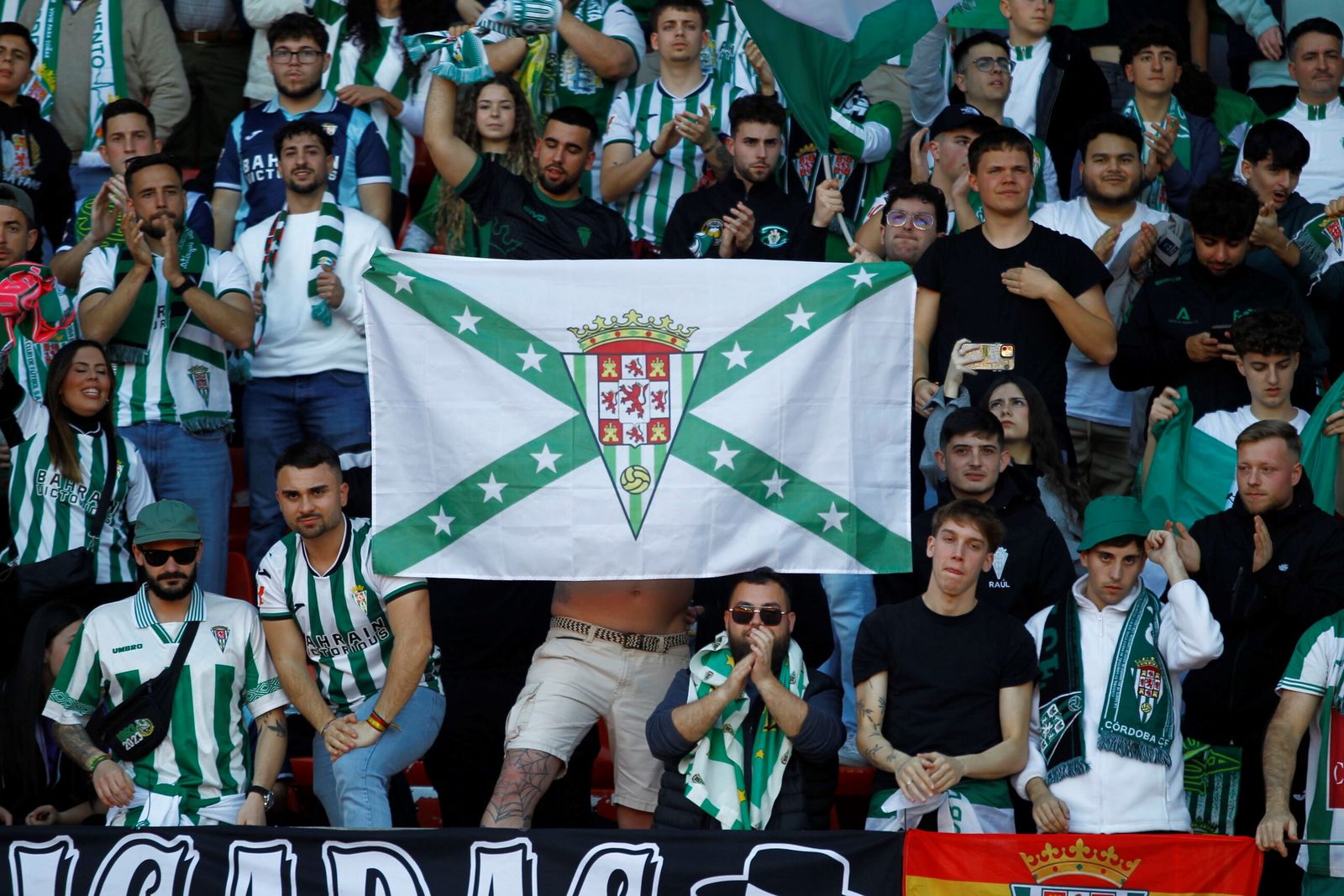 El Córdoba CF nunca camina solo: las fotos de la afición blanquiverde en Almería