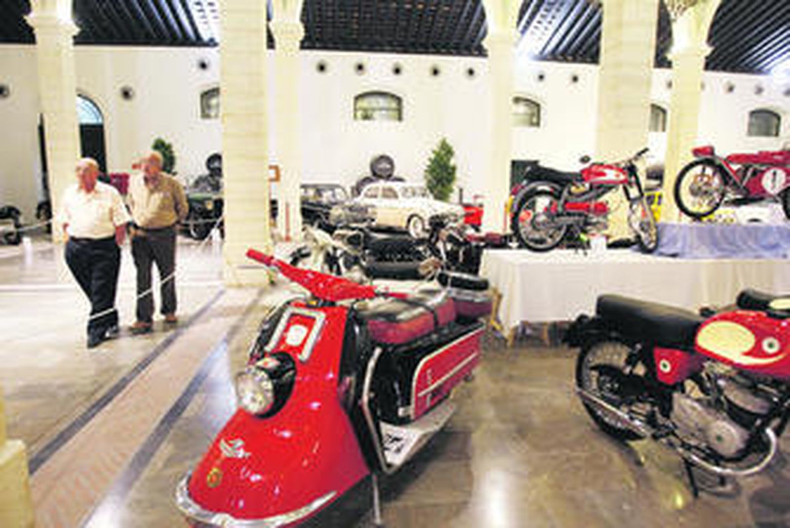 Algunas de las motocicletas expuestas en la bodega San José.