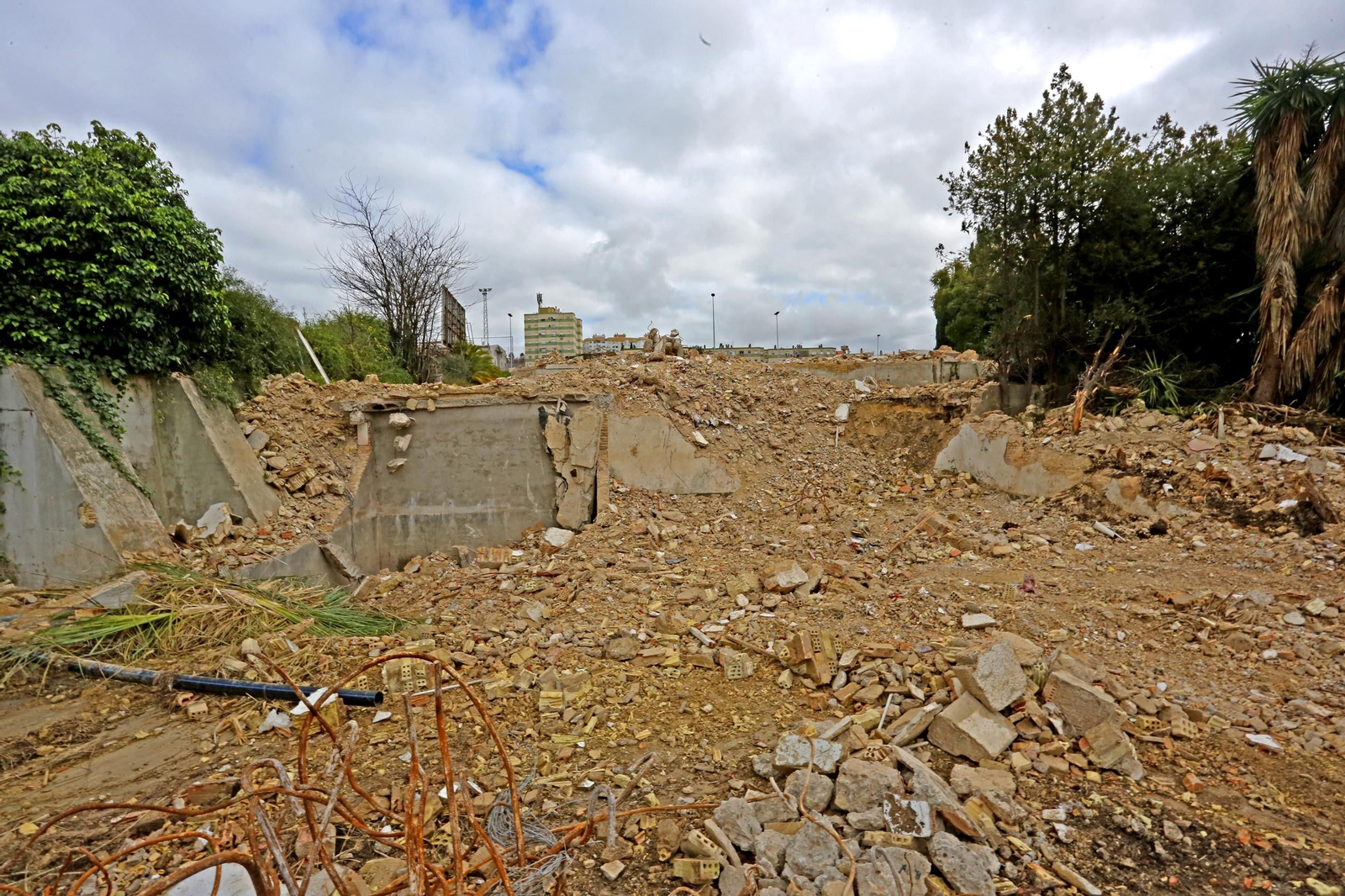 Derribo de las antiguas bodegas Bobadilla: El polígono Guadalquivir se revaloriza