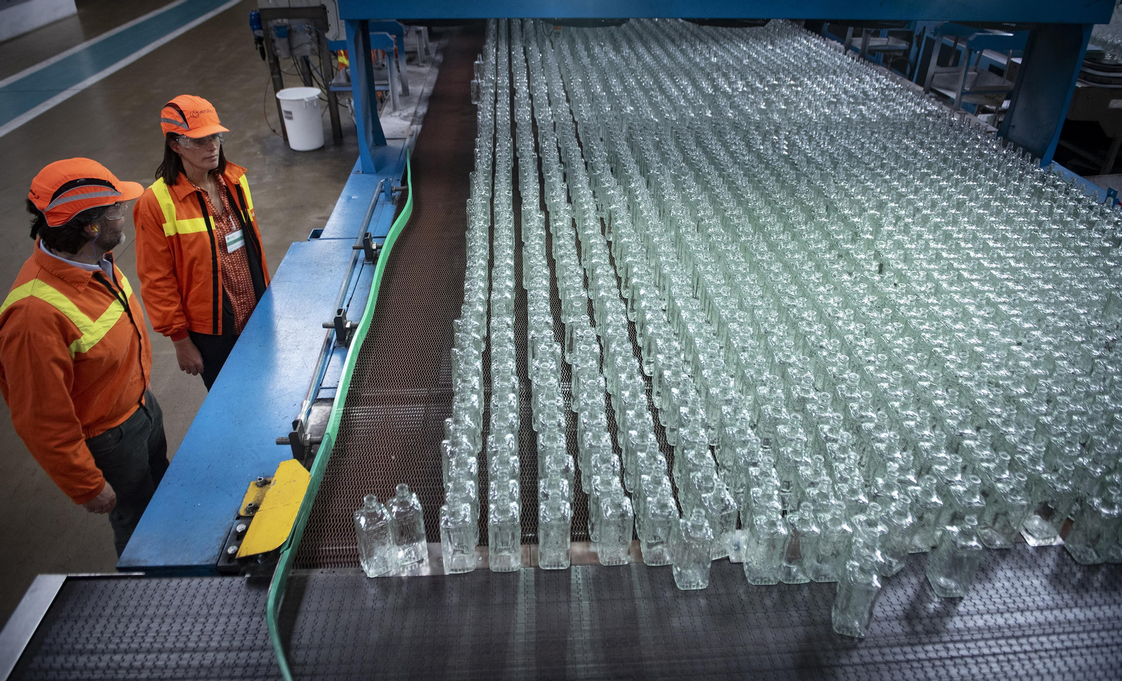 El corazón de una planta de reciclaje de vidrio, en imágenes