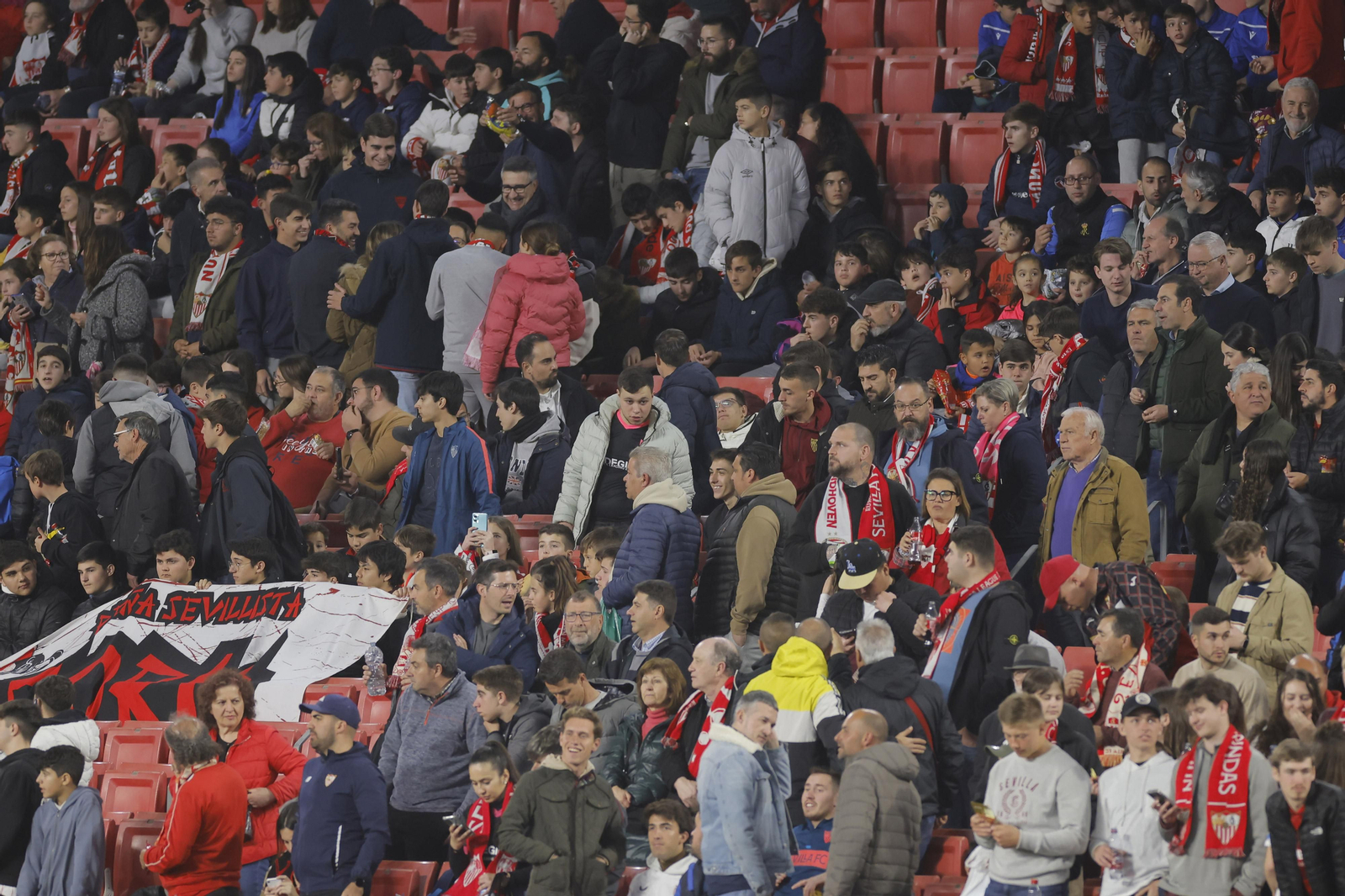 Búscate en las fotos del SEVILLA FC-PSV EINDHOVEN