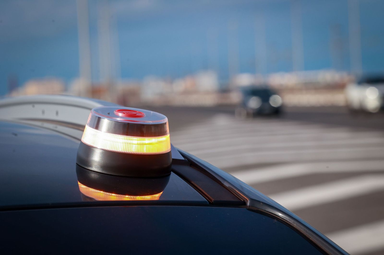 Baliza V-16 encendida en el techo de un coche
