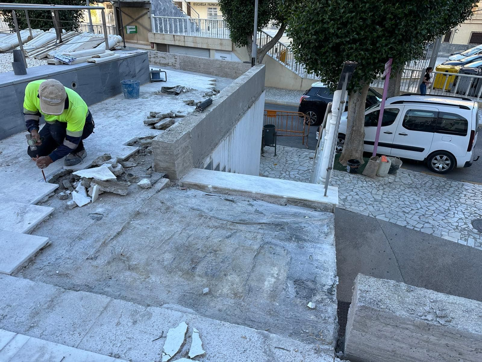 Imagen de los trabajos en la plaza del Museo del Mármol, de Macael, durante el pasado fin de semana