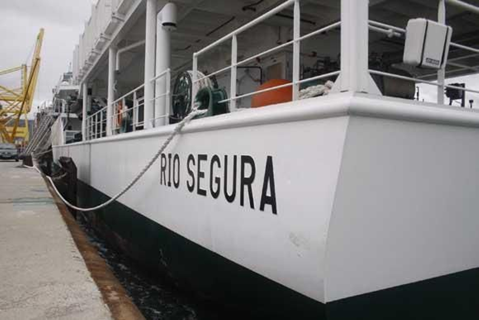 La superpatrullera 'Río Segura' hace escala en el puerto de Algeciras para repostar. Tiene 73 metros de eslora y está destinada para las misiones de la Guardia Civil en alta mar./Fotos:Vanessa Pérez

Foto: Vanessa Perez