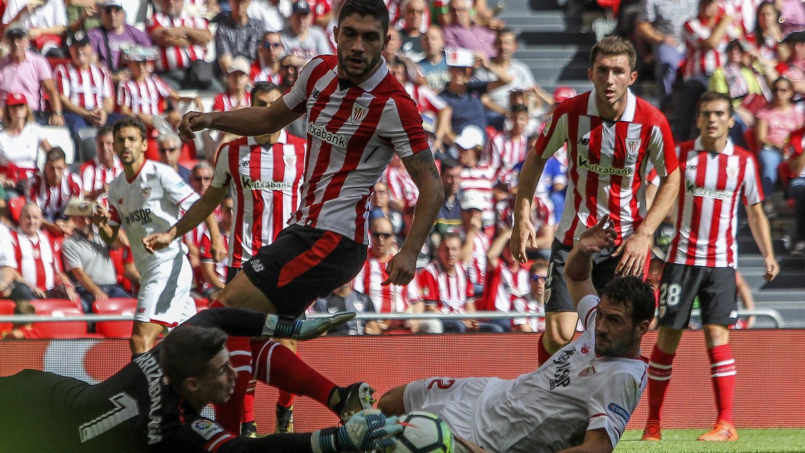 Franco Vázquez no llega a un centro y la pelota acaba en manos de Arrazabalaga.