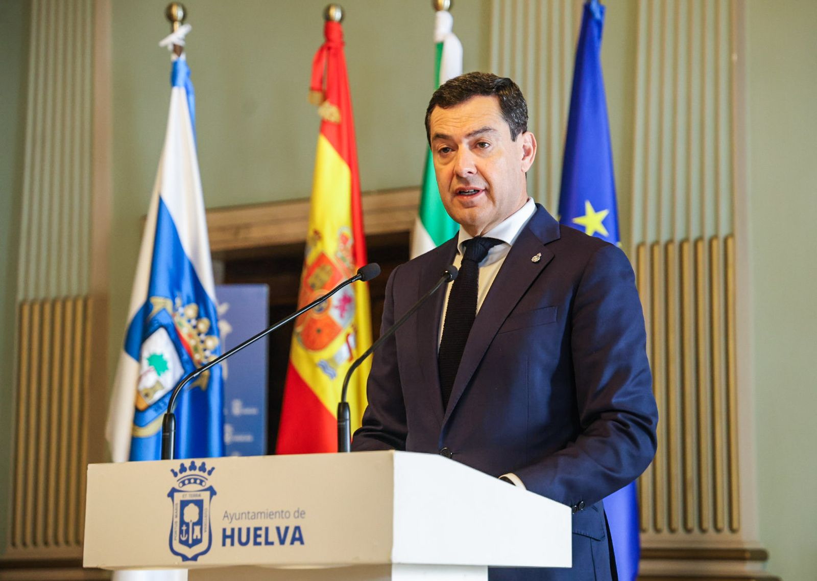 Fotografías del acto de declaración institucional en apoyo a las víctimas del accidente ferroviario de Adamuz y sus familias