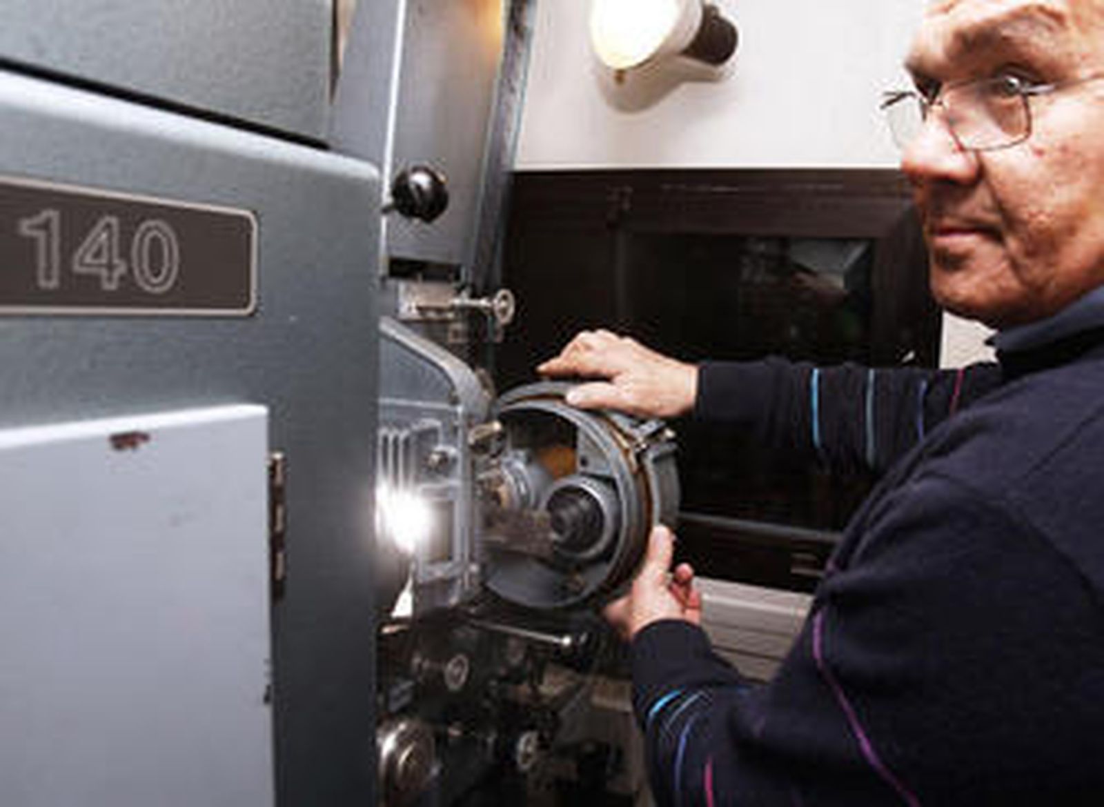 El encargado del cine, Juan Reina, ayer junto a uno de los proyectores.