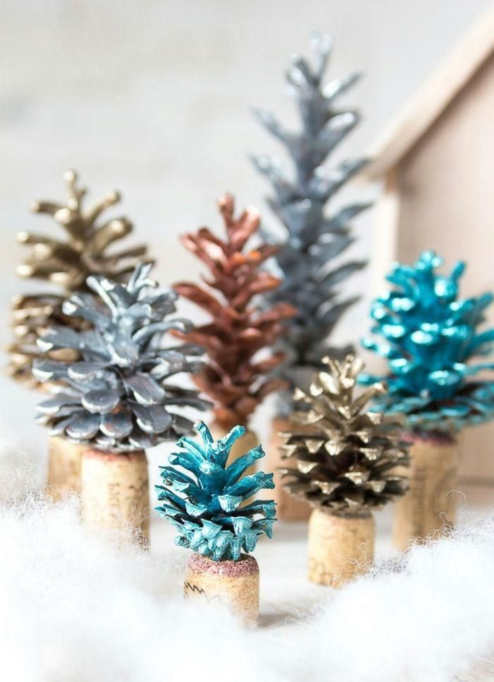 Centro de mesa de Navidad hecho con piñas.