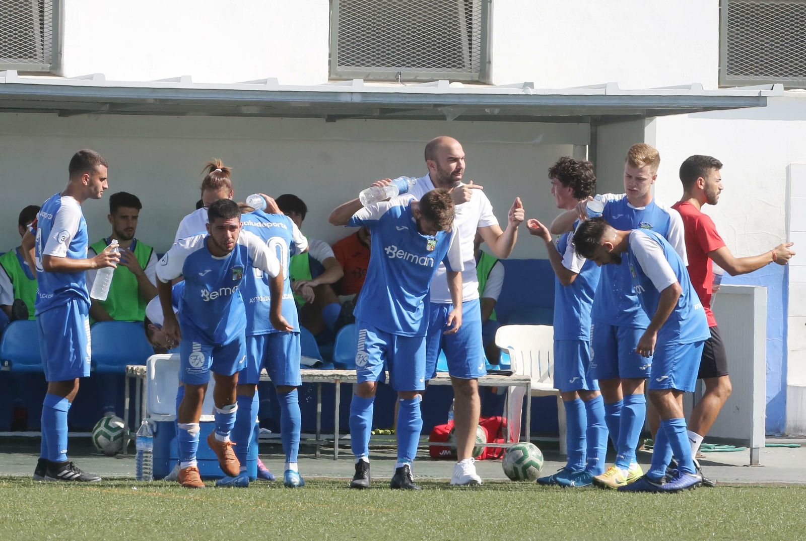 Diego Galiano, entrenador del Guada, dando instrucciones en una pausa para hidratación.
