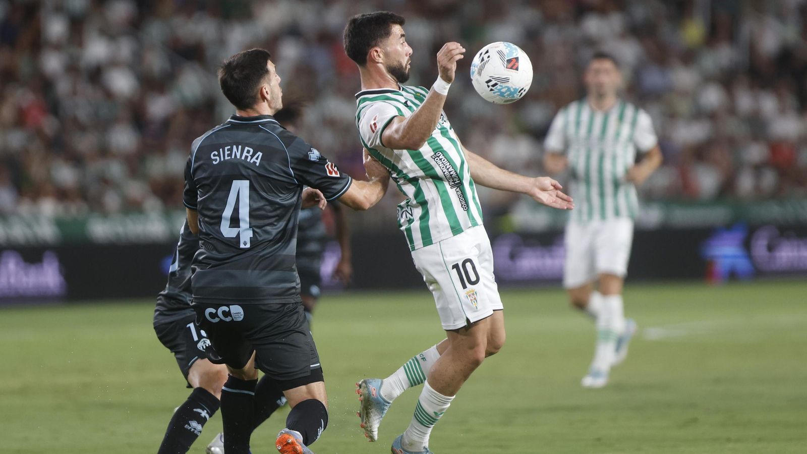 Jacobo controla el balón en el Córdoba CF - Castellón.