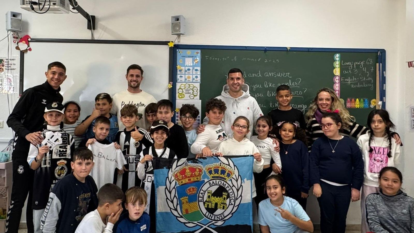 Las fotos de la visita de los jugadores de la Balona al colegio Gibraltar de La Línea