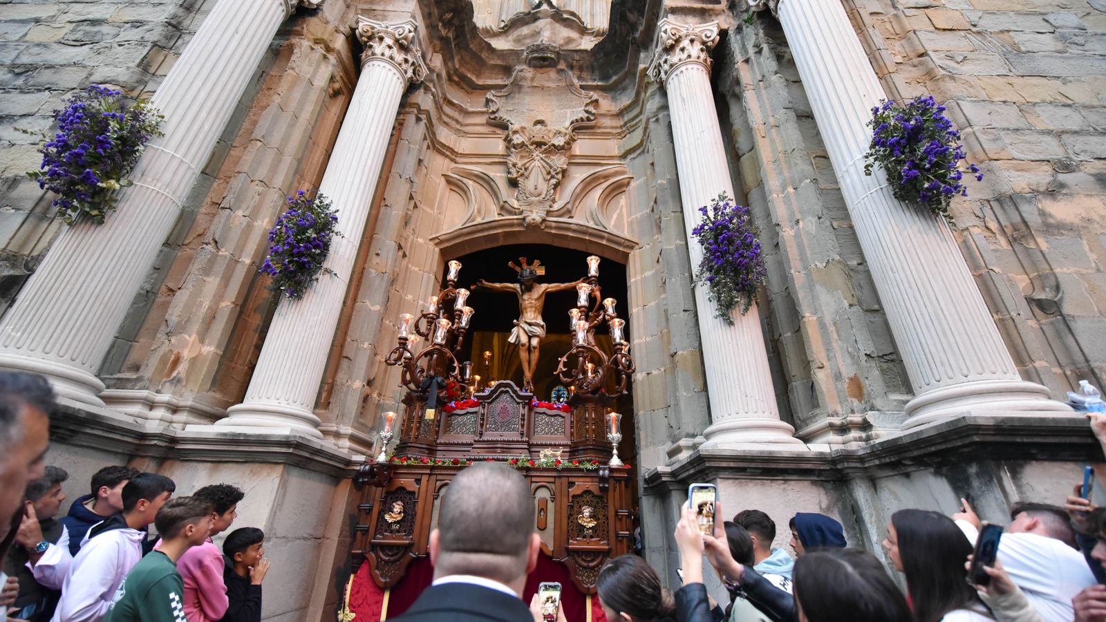 Fotos del Martes Santos en Tarifa: Santisimo Cristo de la Salud y Nuestra Señora de los Dolores
